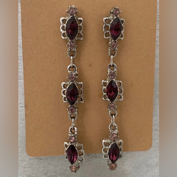 Le Chateau Earrings - Picture 1 of 8
